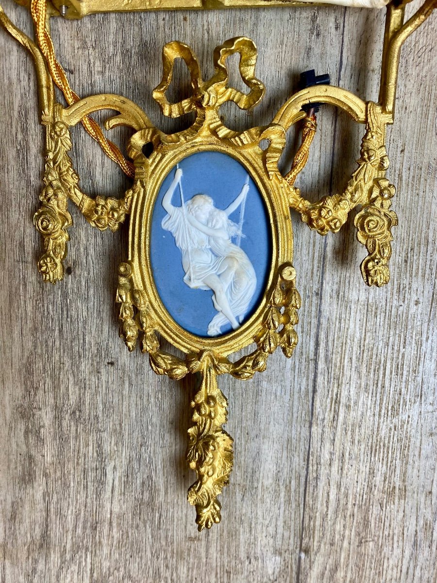 Paire D’appliques Louis XVI En Bronze Doré Porcelaine Wedgwood Bleu Et Blanc Abat-jour Dôme-photo-4