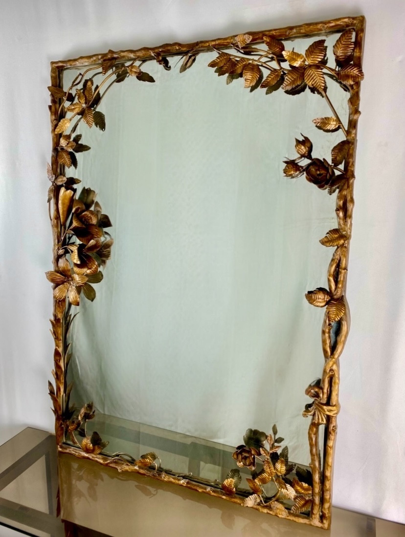 Miroir italien milieu XXeme à décor de branchages feuillages et fleurs 
