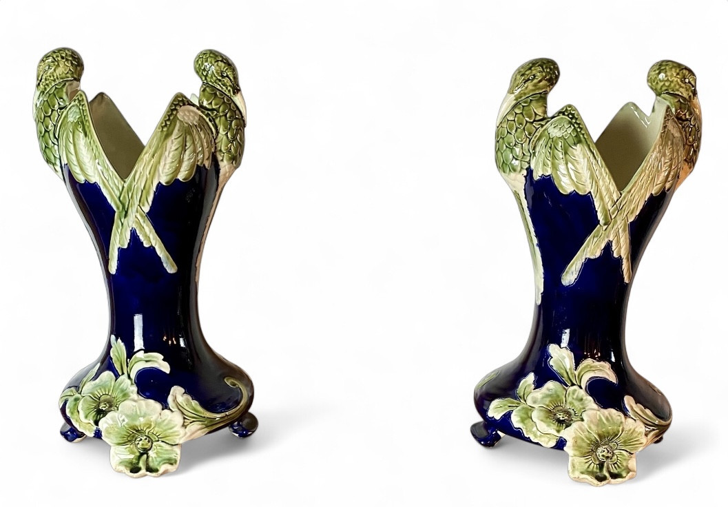 De Bruyn Paire de vases 1880 à décor d’oiseaux  et fleurs d’aubépines sur fond bleu signés