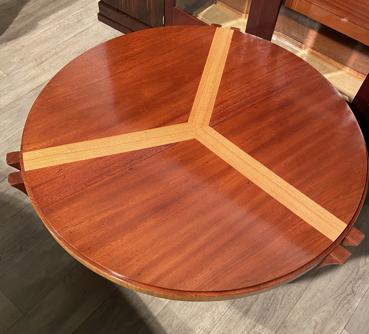 Large Round Art Deco Coffee Table With Two Shelves In Exotic Wood And Curly Maple-photo-3