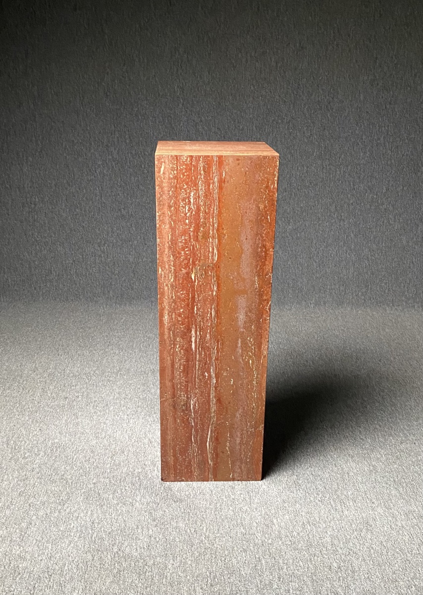 Sellette ou piédestal en marbre travertin rouge pour présenter une sculpture ou une lampe -photo-2