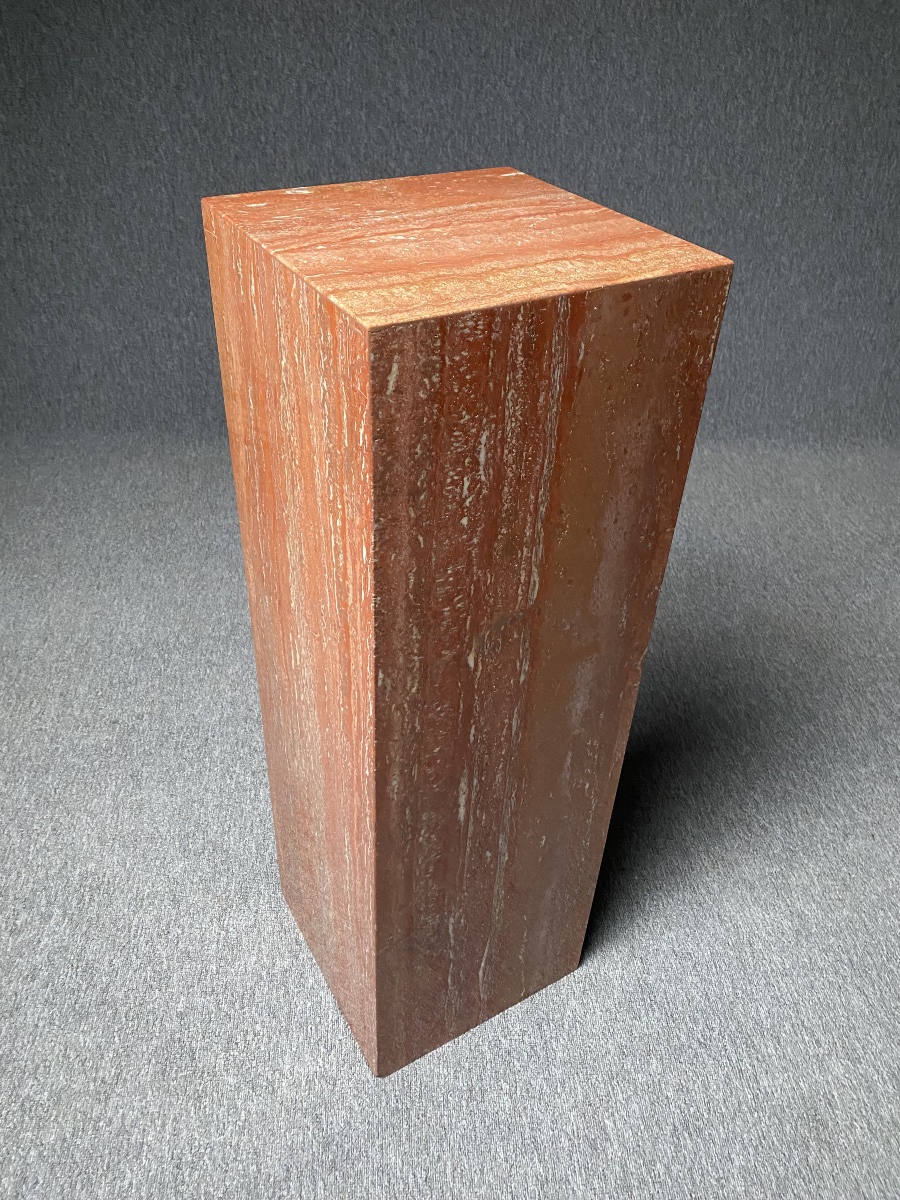 Sellette ou piédestal en marbre travertin rouge pour présenter une sculpture ou une lampe 