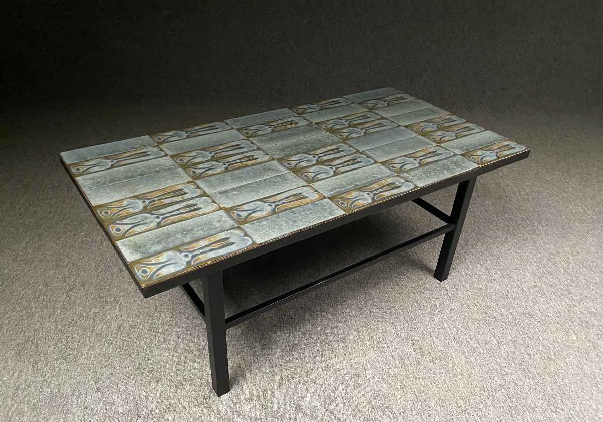Table basse moderniste en céramique bleu gris émaillée à décor d’oiseaux stylisés Années 1960-photo-2