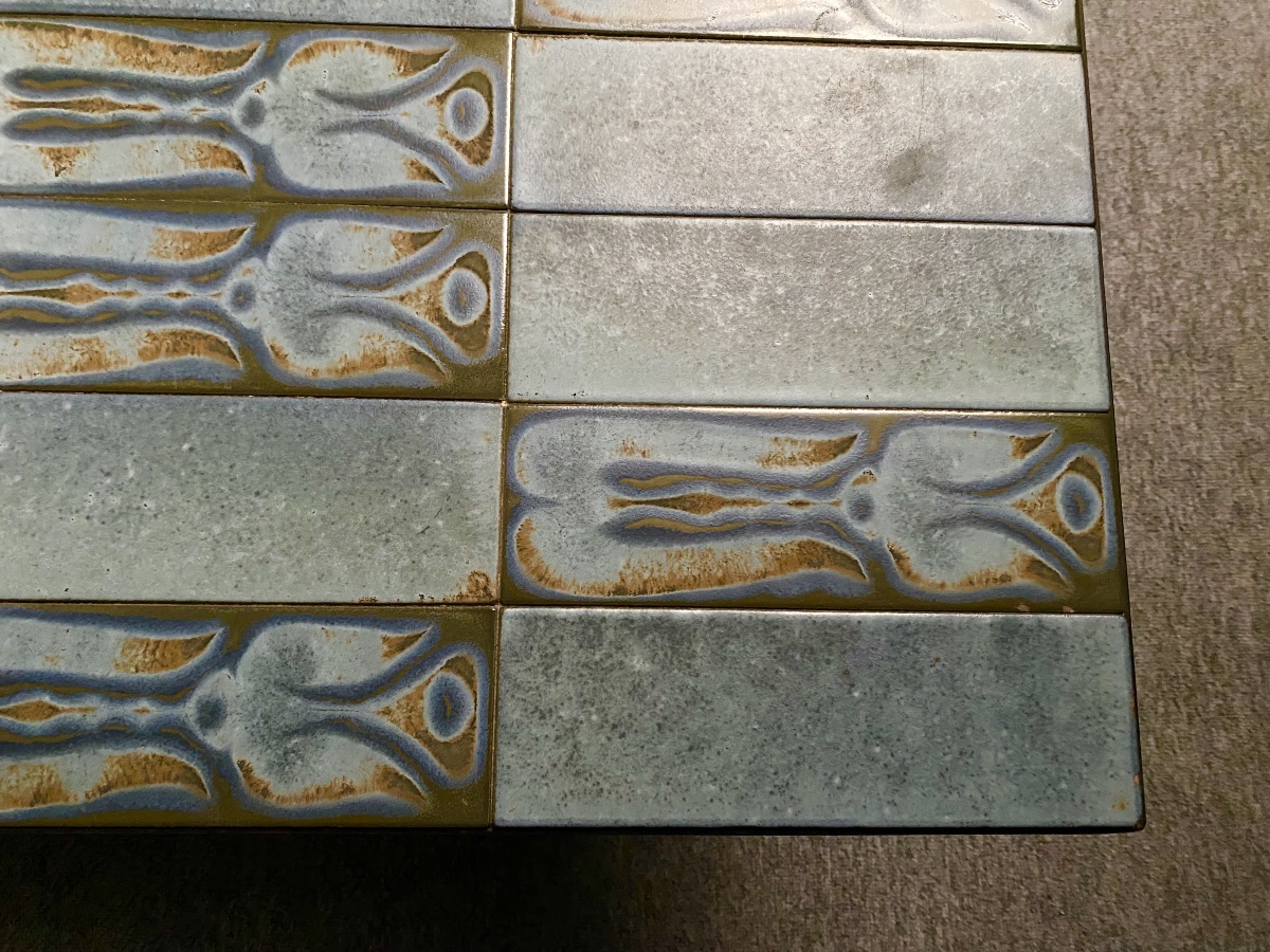 Table basse moderniste en céramique bleu gris émaillée à décor d’oiseaux stylisés Années 1960-photo-2
