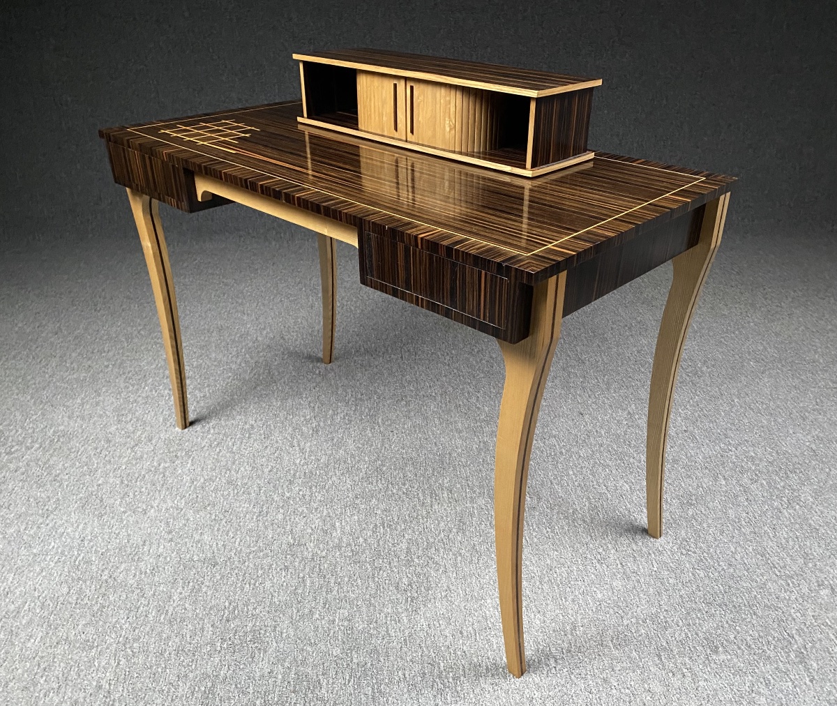 Bureau de milieu de style Néo-Art Déco en Ébène de Macassar et Sycomore XXe siècle