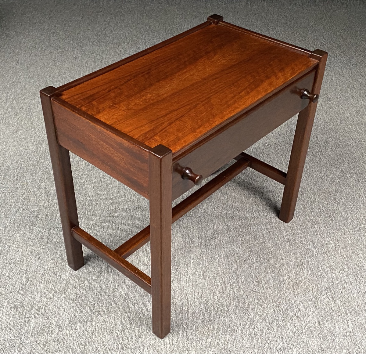 Table de chevet ou table d'appoint en acajou par Jacques Hauville vers 1960