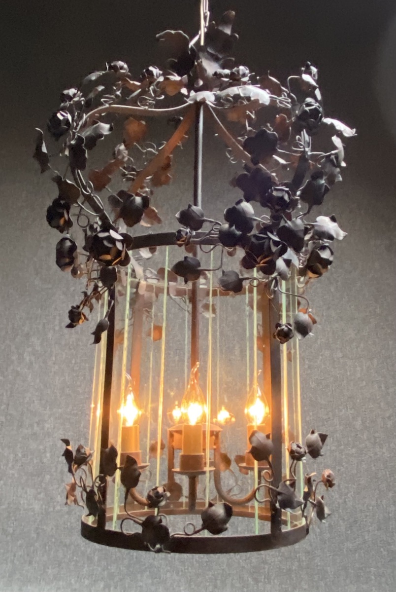 Lustre en forme de  grande lanterne fer patine bronze vieil or décor de fleurs et feuillages -photo-2