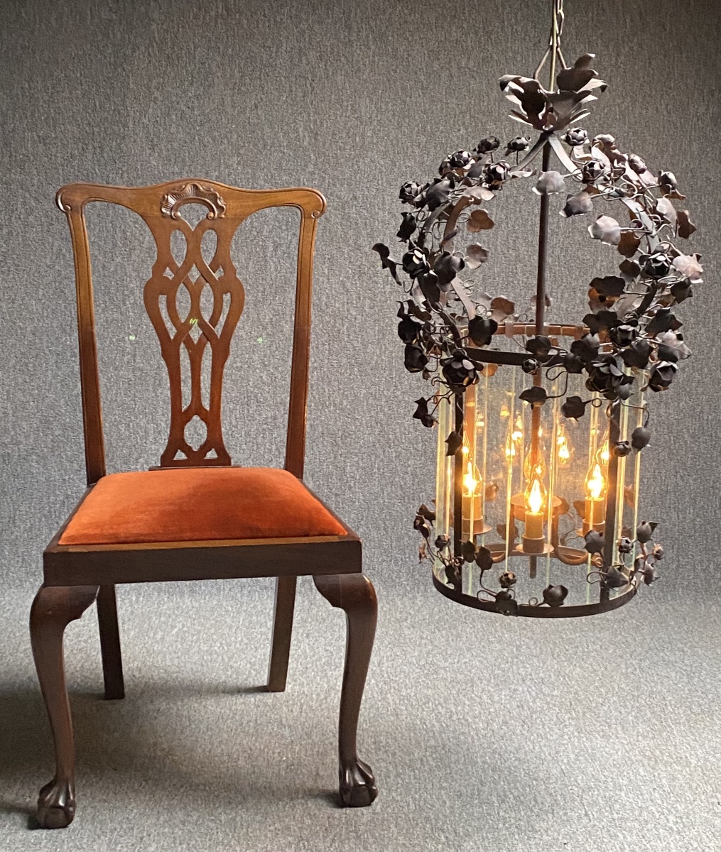 Lustre en forme de  grande lanterne fer patine bronze vieil or décor de fleurs et feuillages 