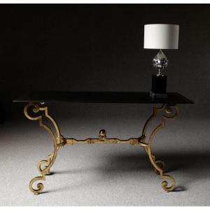 Console en fer forgé doré et patiné, plateau en verre églomisé or et noir