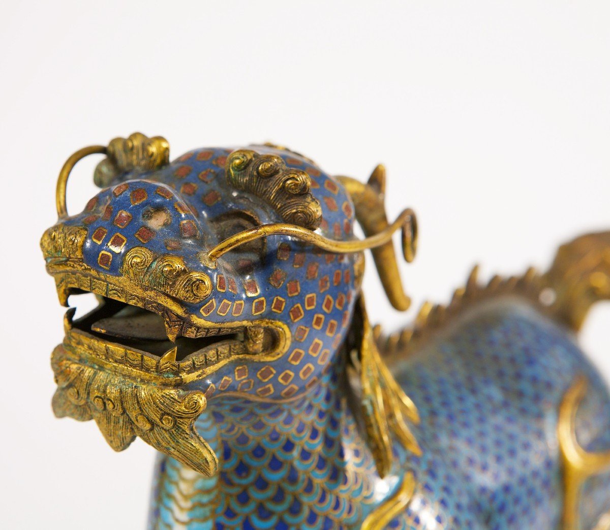 Paire De Qilin En Cloisonné Et Reposant Sur Des Bases En Bois-photo-3