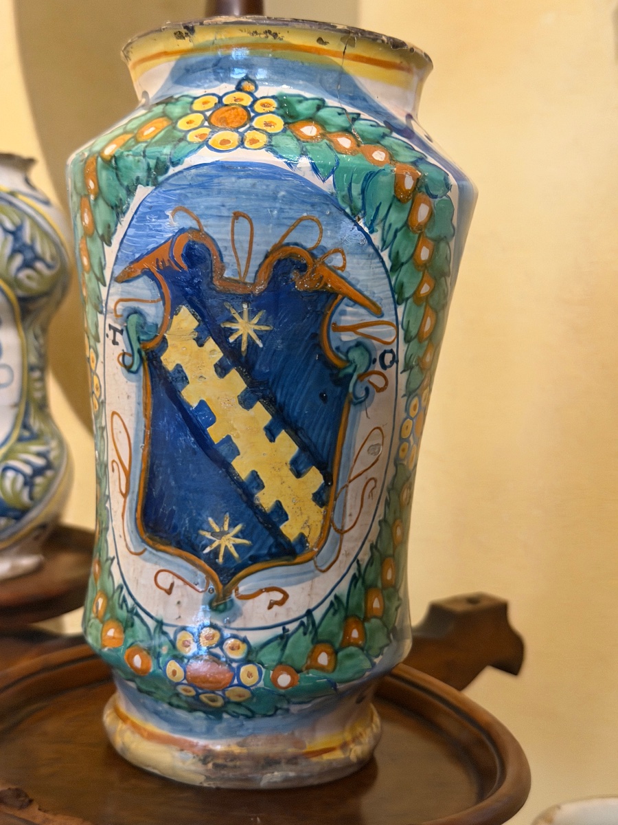 Albarello d’apothicaire en faïence polychrome à décor héraldique, Italie, XVIe siècle