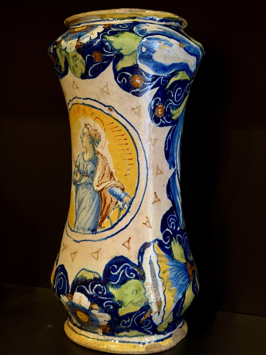Albarello d’apothicaire en faïence polychrome à décor de figure allégorique, Italie, XVIe