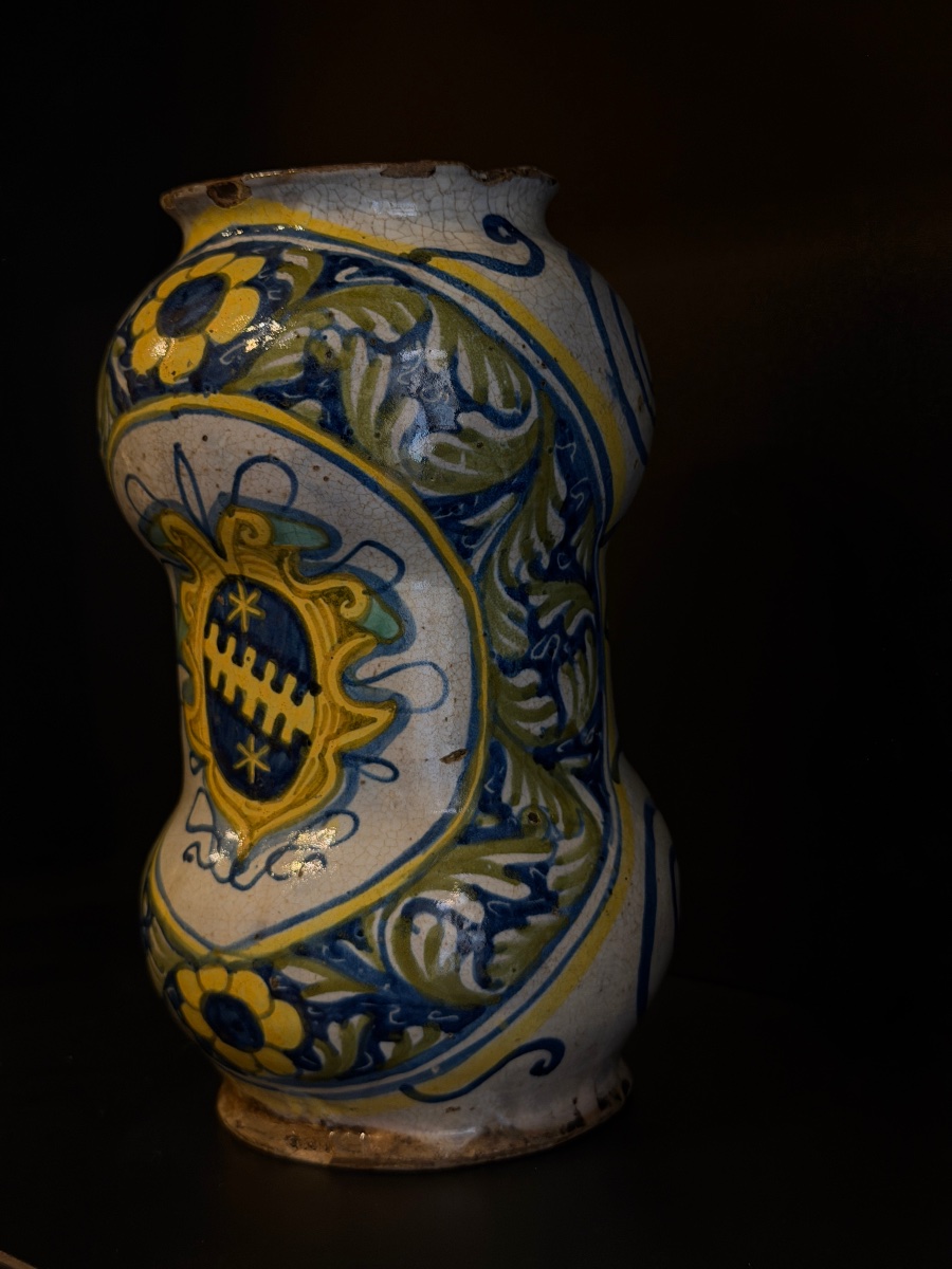 Polychrome Majolica Arrocchetto-shaped Albarello With A Noble Coat Of Arms, Central Italy, 17th Century-photo-2