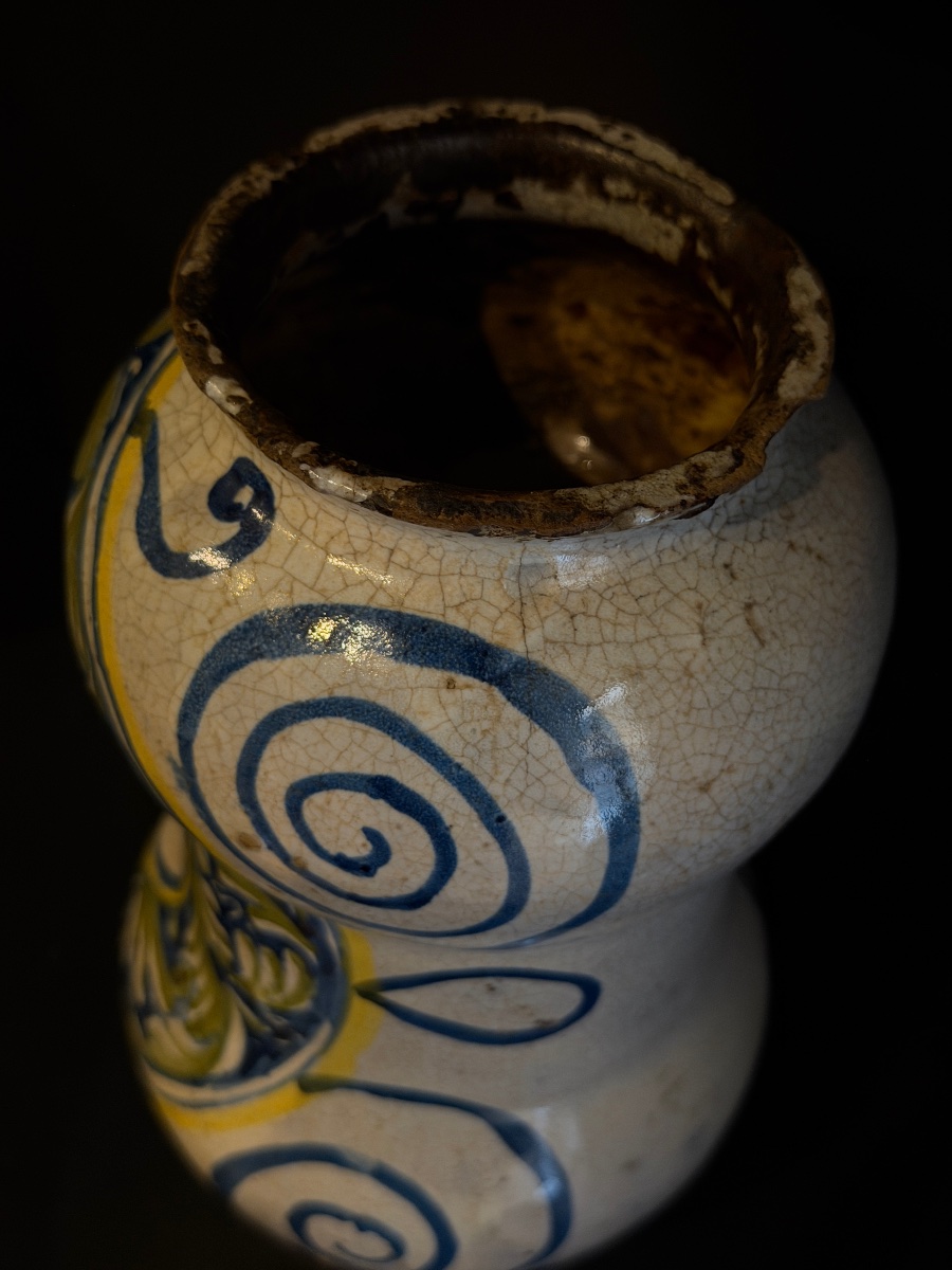 Polychrome Majolica Arrocchetto-shaped Albarello With A Noble Coat Of Arms, Central Italy, 17th Century-photo-4