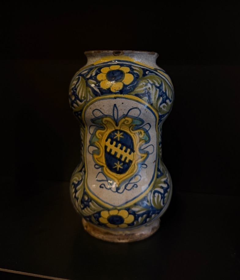 Polychrome Majolica Arrocchetto-shaped Albarello With A Noble Coat Of Arms, Central Italy, 17th Century