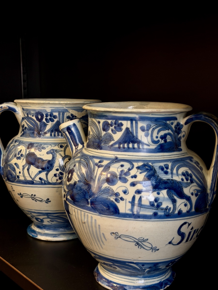 Paire de pots de pharmacie en faïence de Savone, période calligraphique, XVIe siècle