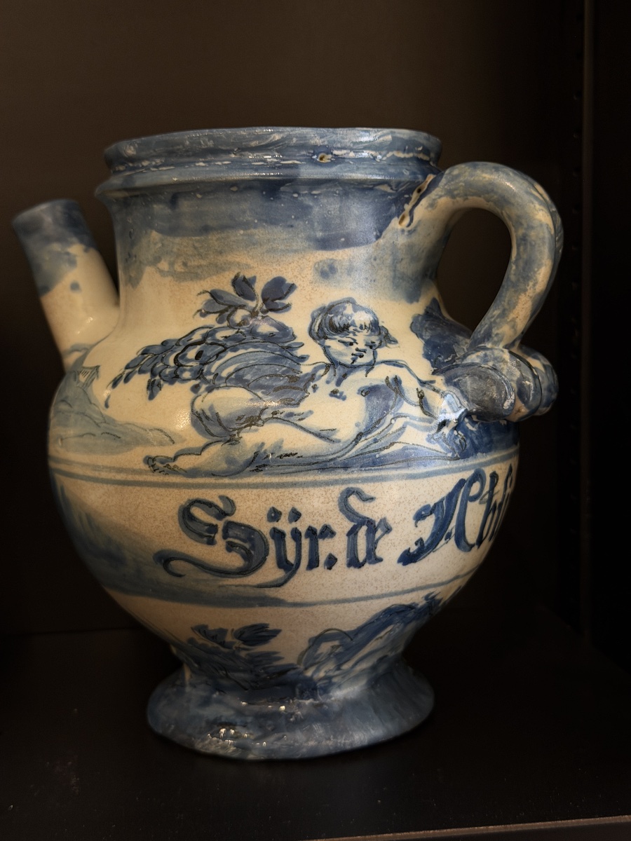 Pot de pharmacie en faïence de Savone, marque de la Forteresse, XVIIe siècle