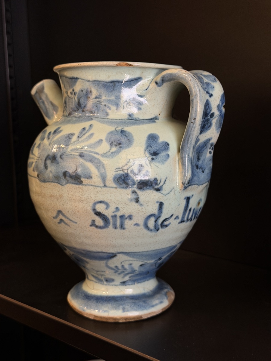 Vase de pharmacie en faïence de Savone à décor "a tappezzeria", XVIIe siècle