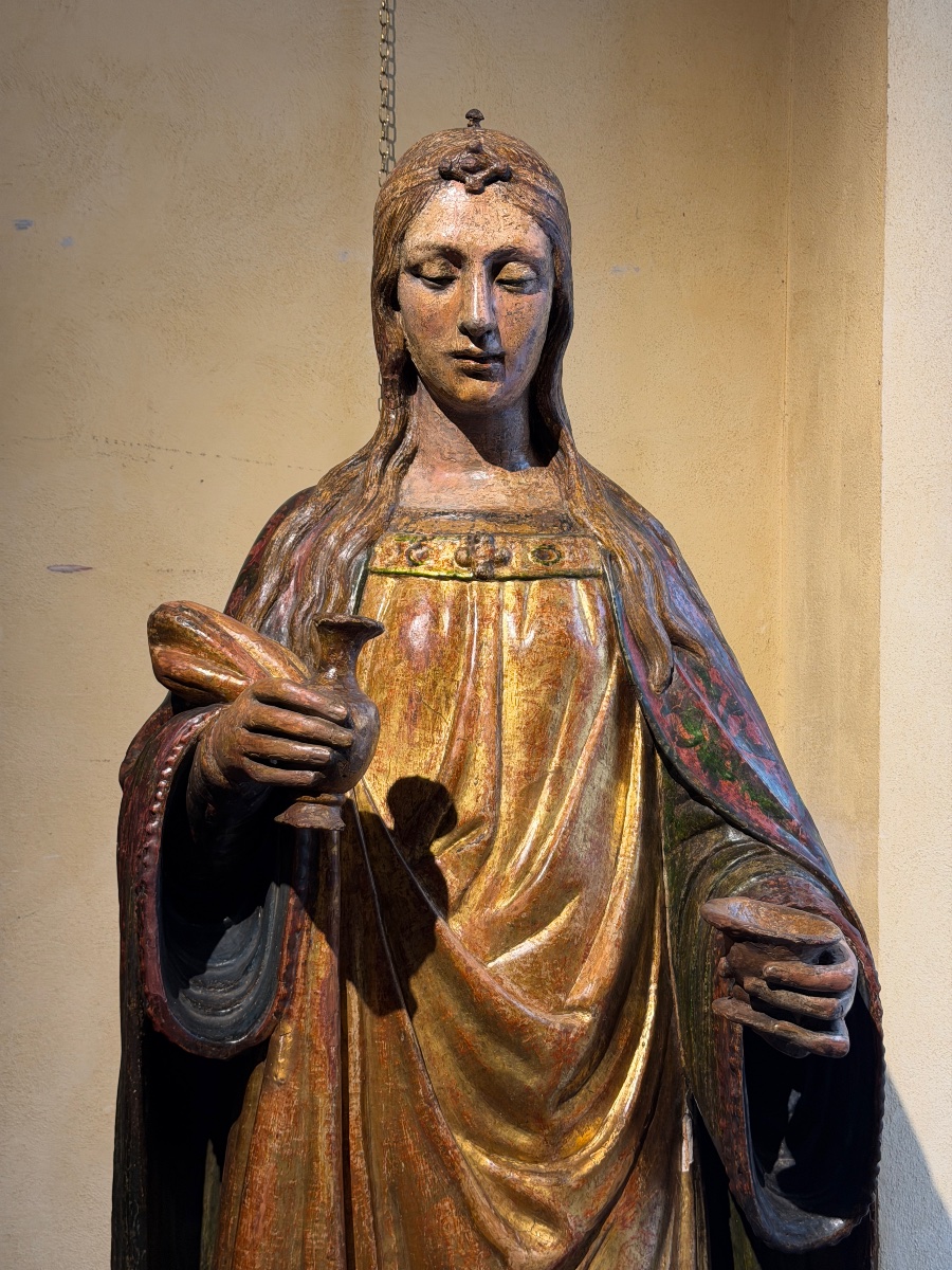 Grande sculpture siennoise en bois polychrome représentant une figure biblique féminine, 1500