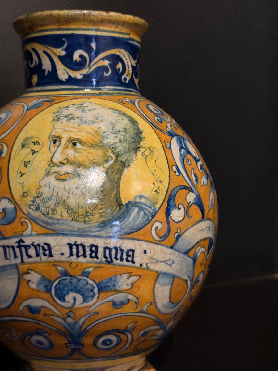 Rare vase en majolique de Faenza à décor polychrome, XVIe siècle