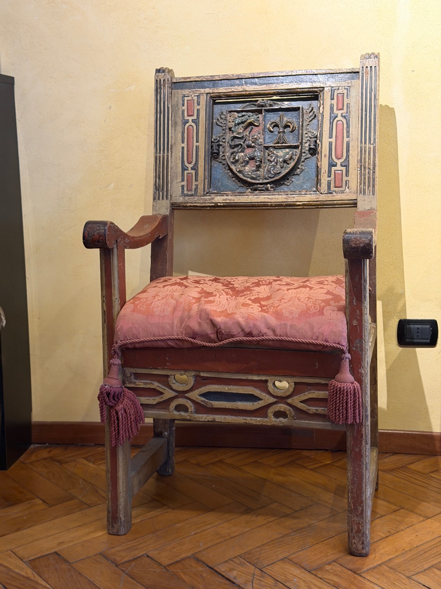 Fauteuil piémontais en bois polychrome à décor héraldique, fin du XVe siècle-photo-1