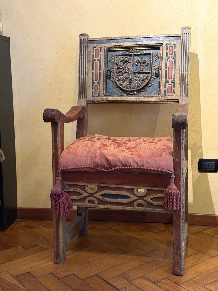Fauteuil piémontais en bois polychrome à décor héraldique, fin du XVe siècle