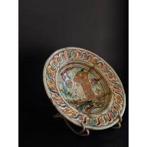 Small Ferrara Majolica Plate Depicting A Female Figure, 16th Century