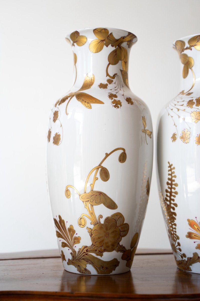 Pair Of Elegant Kaiser German Porcelain Vases With Serenade Decoration-photo-2
