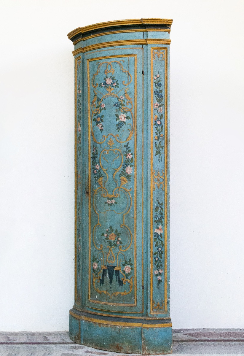 Rare Pair Of Lacquered And Gilded Corner Cabinets – Venice, Late 17th / Early 18th Century-photo-2