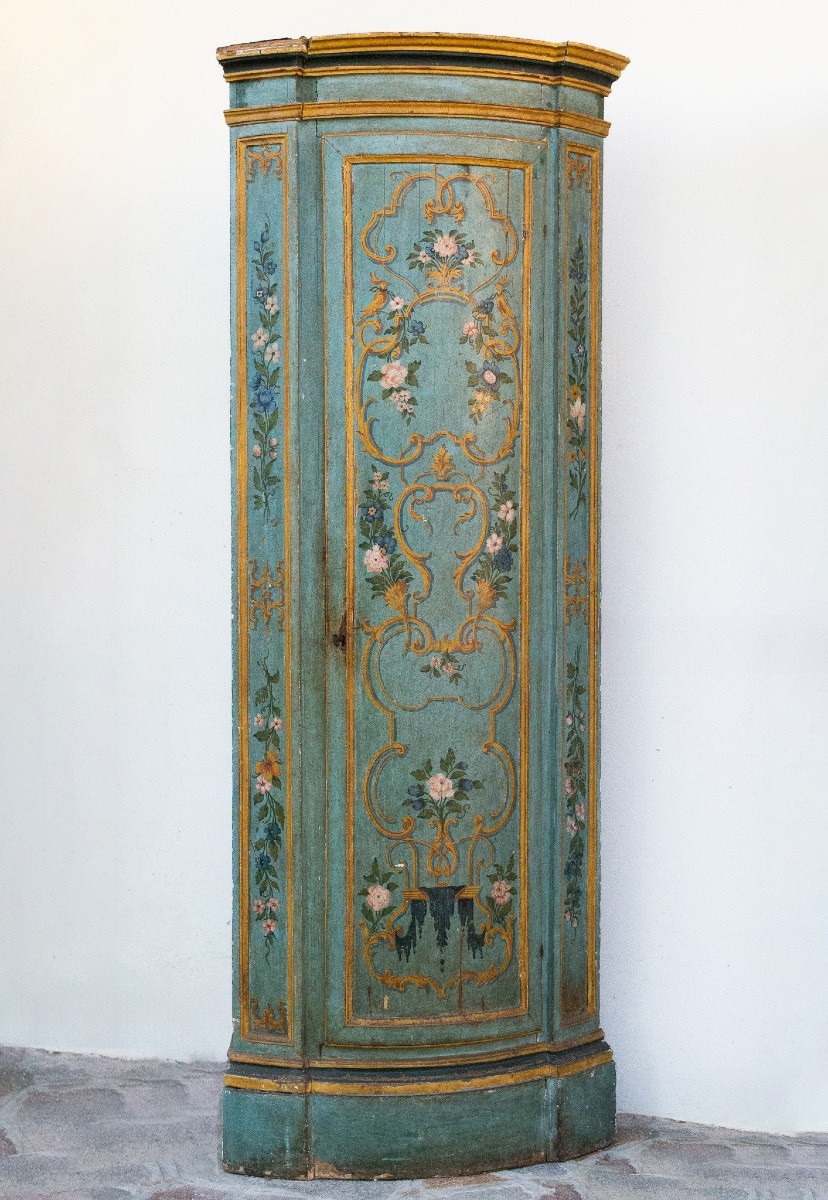 Rare Pair Of Lacquered And Gilded Corner Cabinets – Venice, Late 17th / Early 18th Century-photo-3