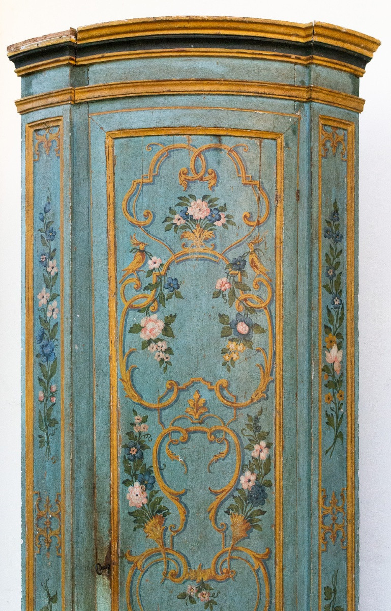 Rare Pair Of Lacquered And Gilded Corner Cabinets – Venice, Late 17th / Early 18th Century-photo-2