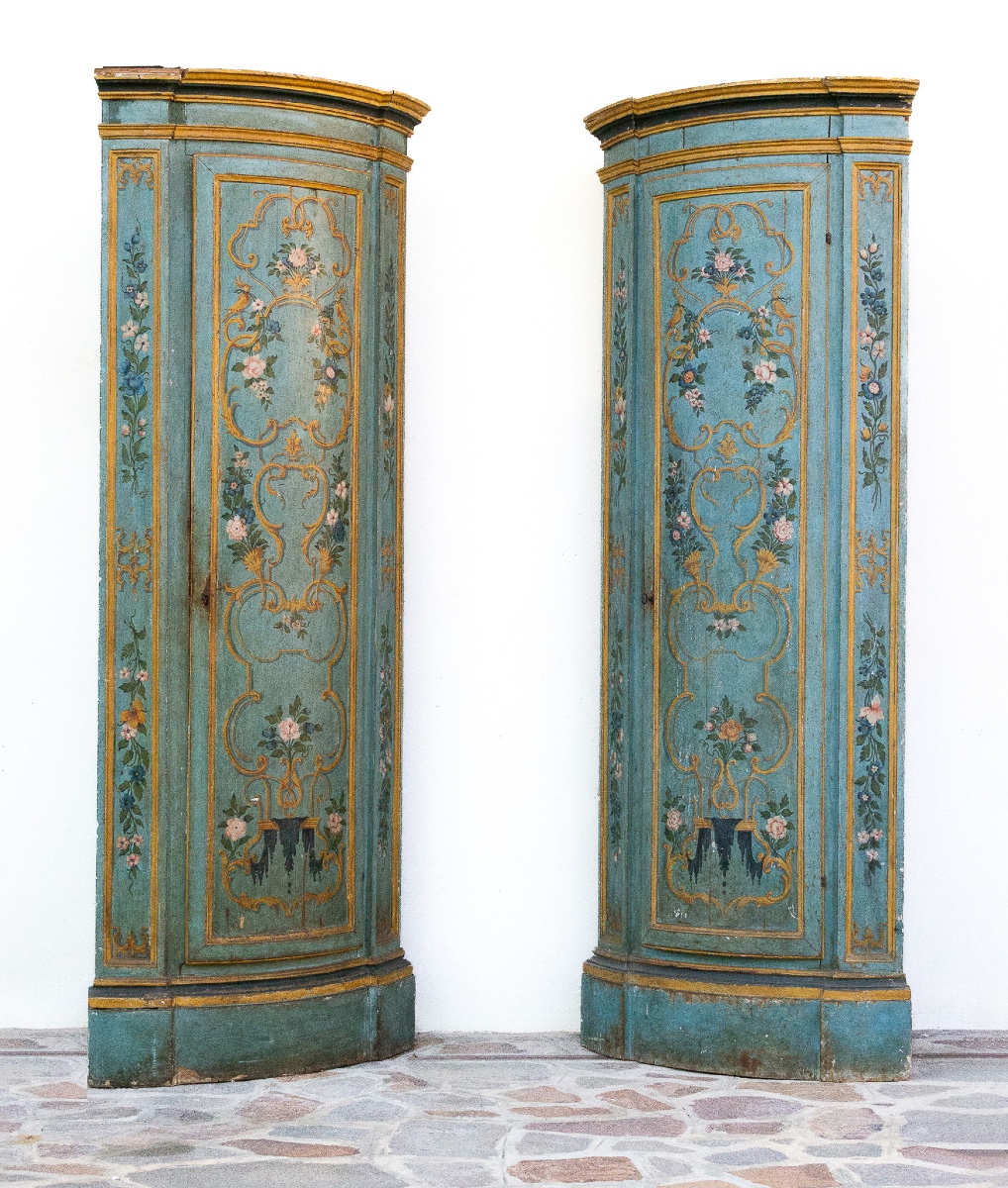Rare Pair Of Lacquered And Gilded Corner Cabinets – Venice, Late 17th / Early 18th Century