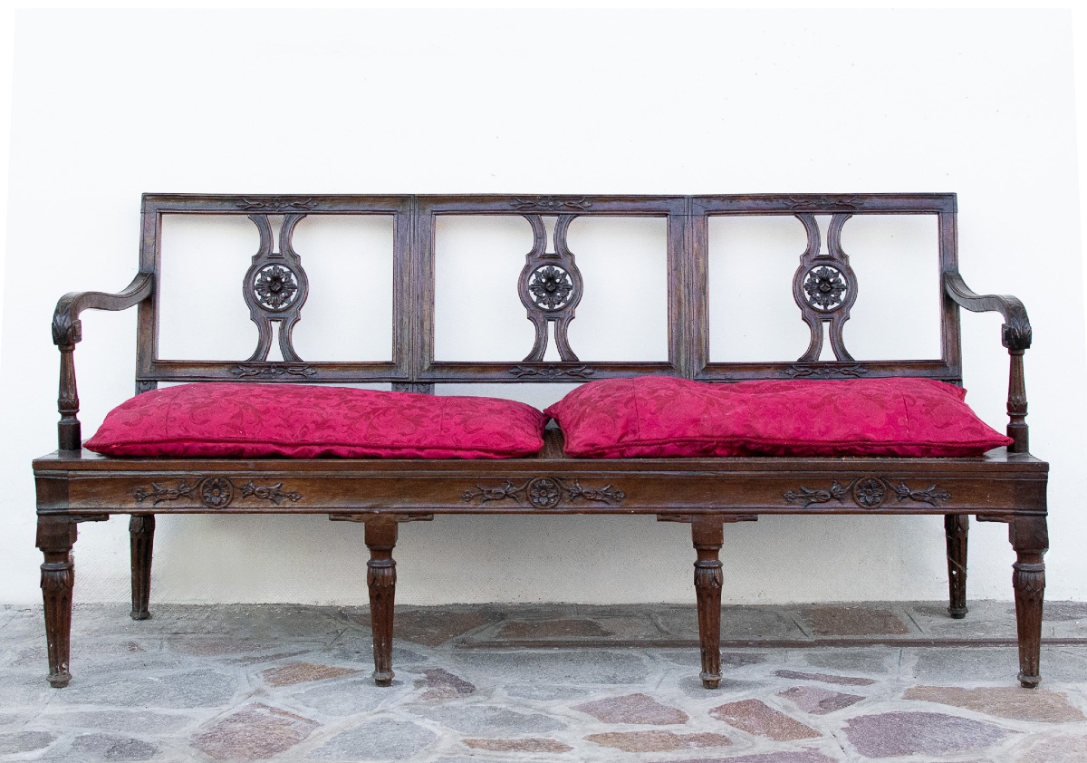 Banc vénitien en noyer sculpté – Époque Louis XVI