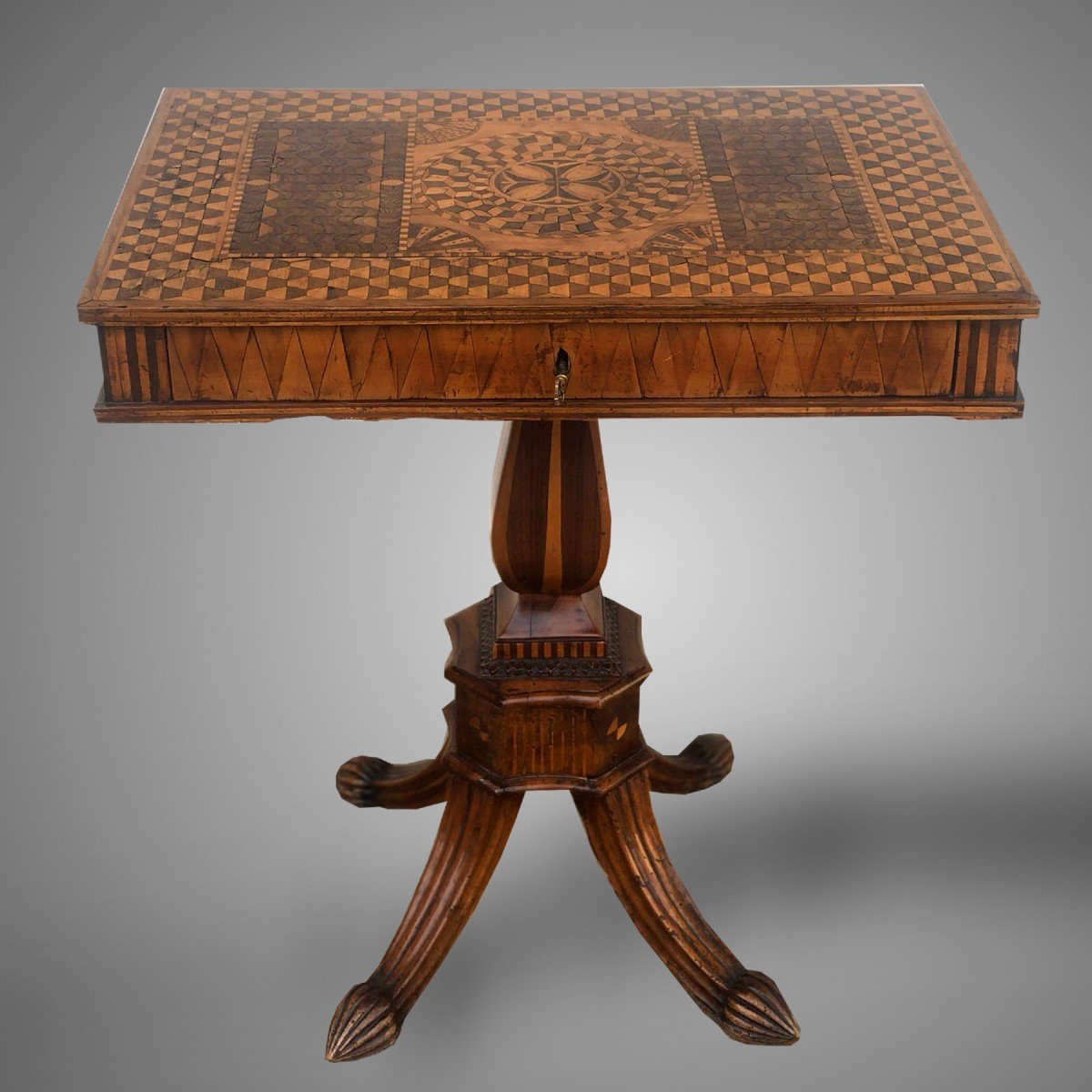 Petite table basse en marqueterie du 19ème siècle