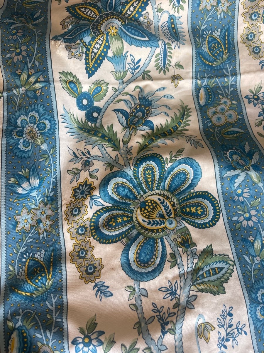 Scalloped Bench Or Bed Top With Indian Decor-photo-5