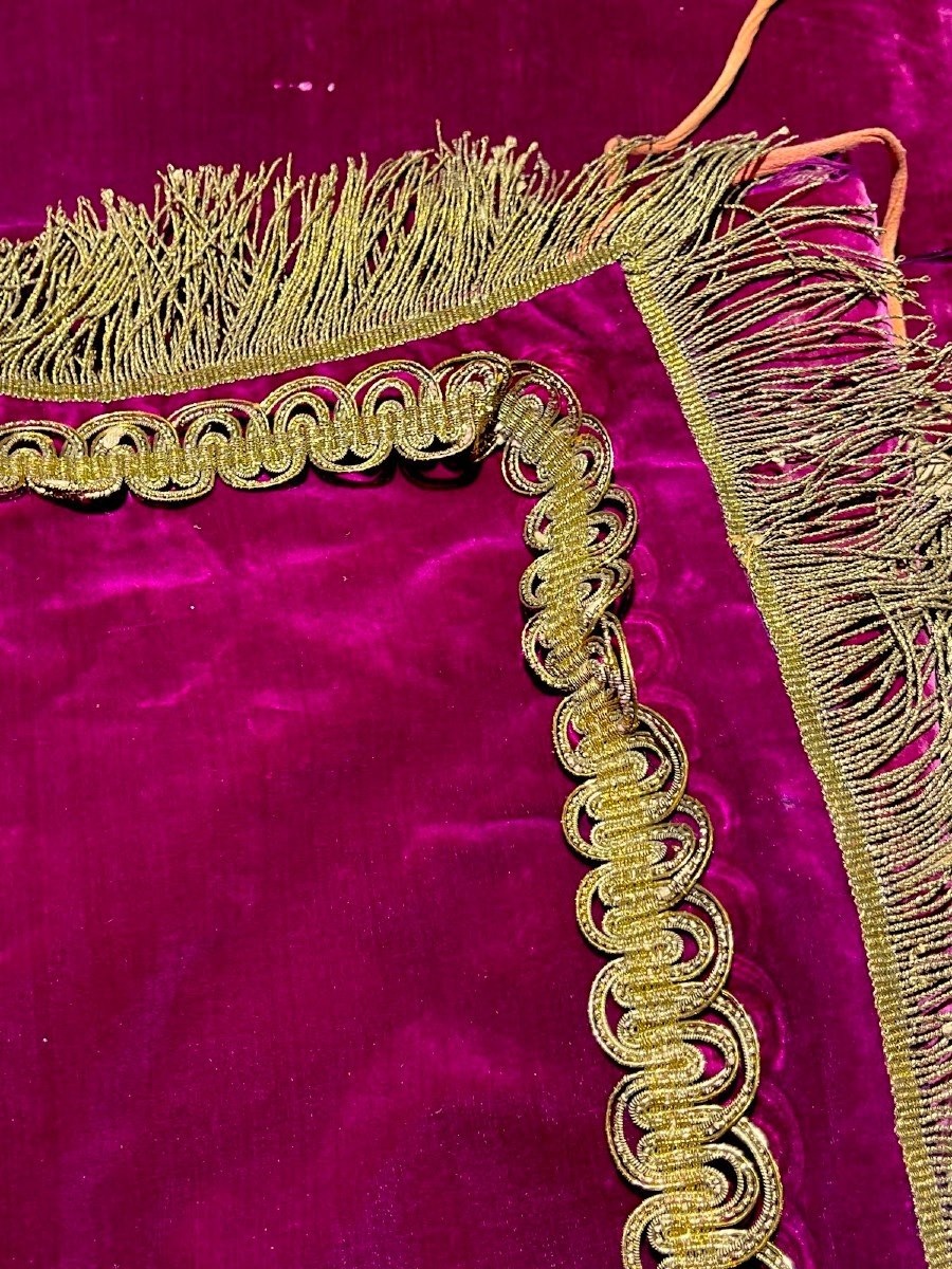 Grand Antépendium d’Autel en Velours Cramoisi et Galons d’Or – Textile Liturgique Baroque 