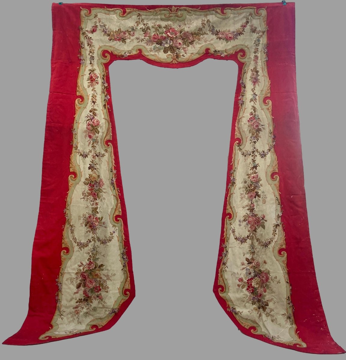 Tapisserie d'alcôve d'Aubusson, guirlandes et bouquets fleuris, XIXe siècle, 377 cm