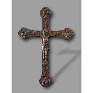 Crucifix en bronze patiné – Édition parisienne, rue du Vieux-Colombier – Marque B.H.M. 