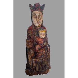Vierge à l’Enfant couronnée en bois sculpté polychrome, style roman, H. 40 cm