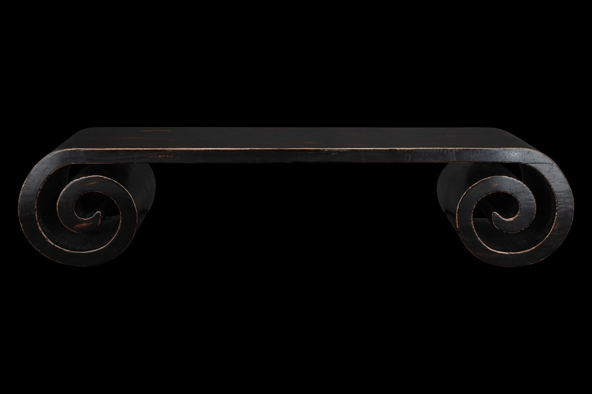 Table basse à volutes asiatique