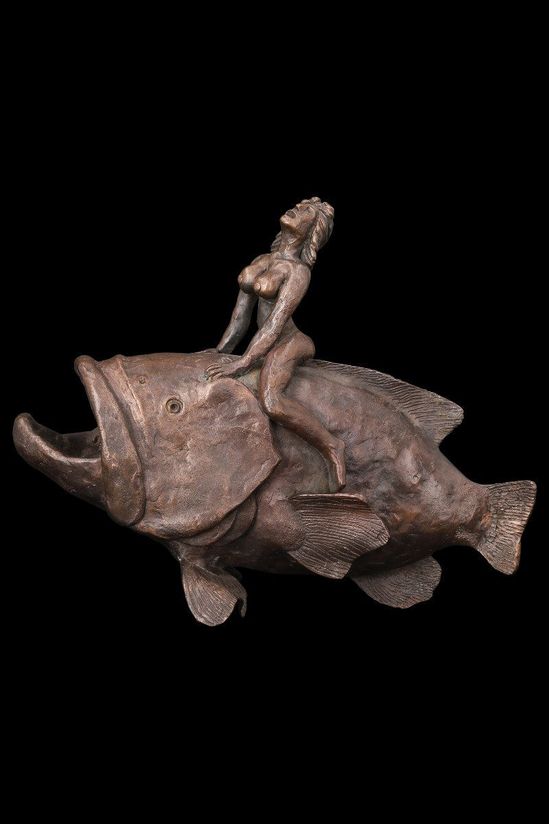 Sculpture en bronze "FEMME SUR UNE CARPE" de KERN