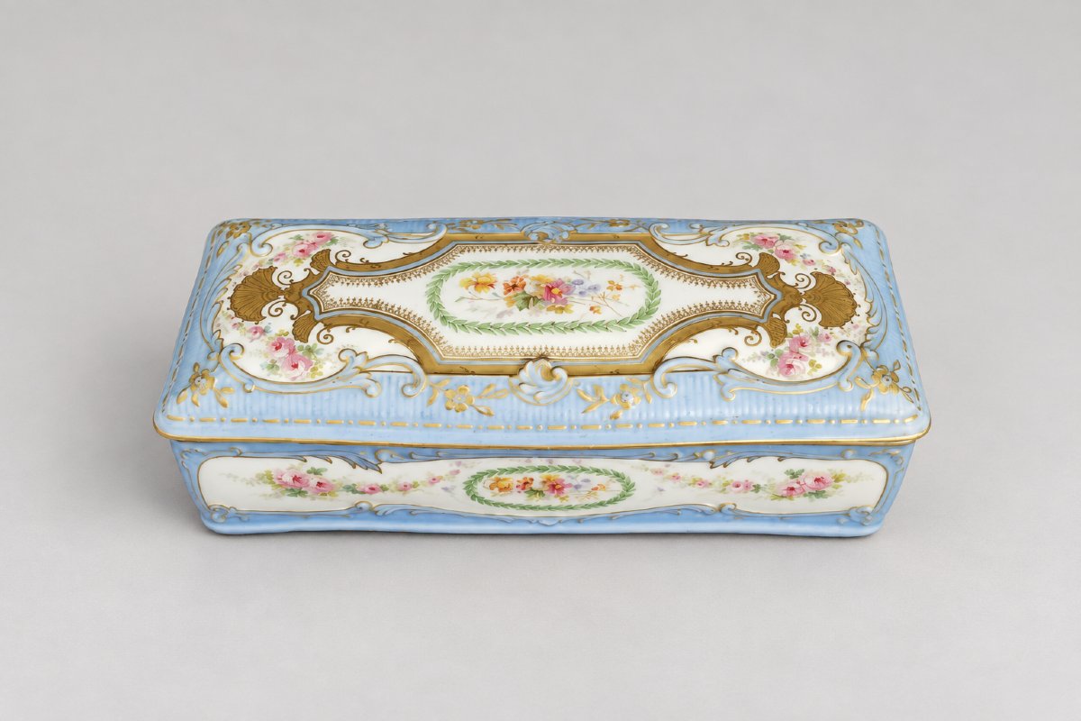 Importante bo&icirc;te &agrave; gants en porcelaine de Limoges. R. Deligni&egrave;res &amp; Cie- Vers 1879-1900 