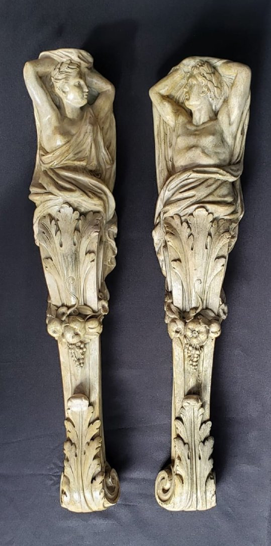 Paire de cariatides murales en stuc de style Art Nouveau