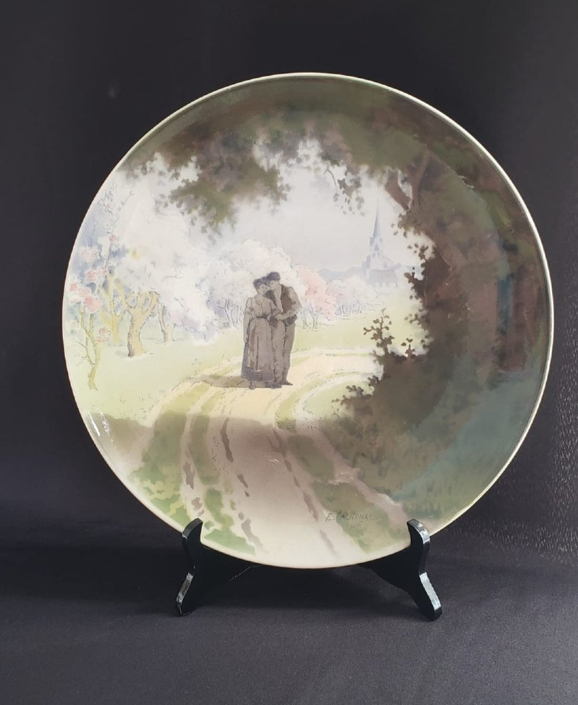 Plat mural  Art Nouveau en faïence émaillée  "Le rendez-vous galand" .  Edmond lachenal  1906