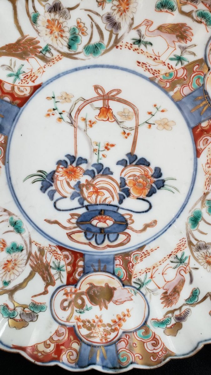 Assiette  porcelaine d'Imari, décor de panier fleuri, grues et lièvres - Époque Meiji 1868 1912-photo-2