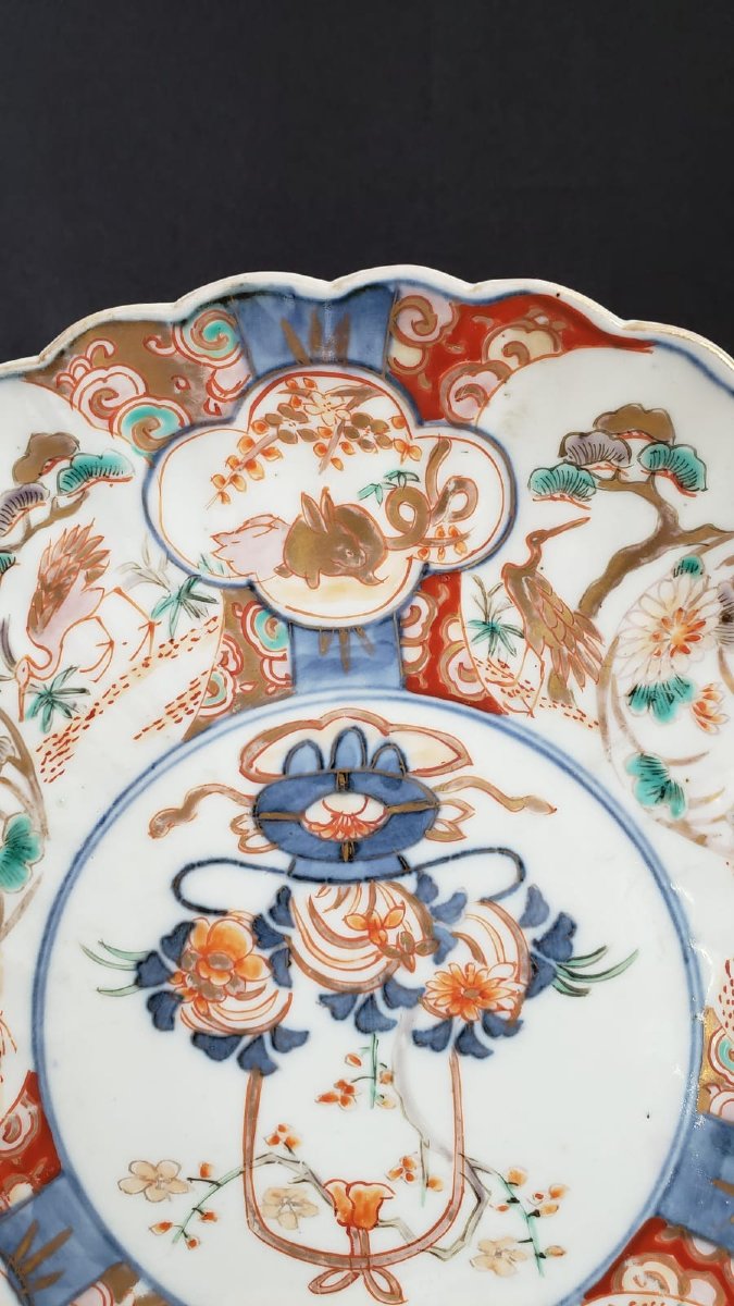 Assiette  porcelaine d'Imari, décor de panier fleuri, grues et lièvres - Époque Meiji 1868 1912-photo-4