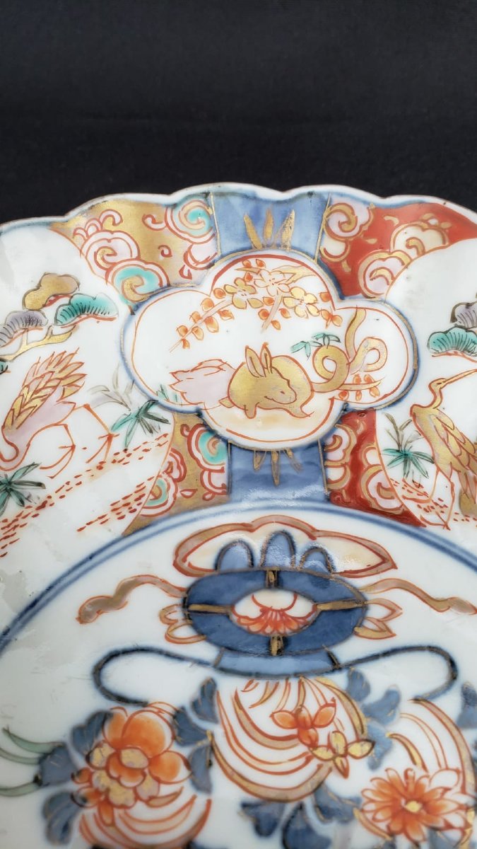 Assiette  porcelaine d'Imari, décor de panier fleuri, grues et lièvres - Époque Meiji 1868 1912-photo-1