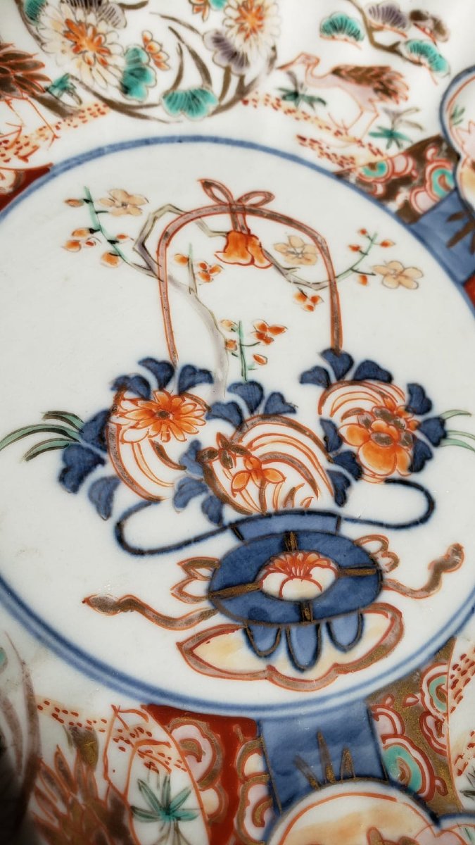 Assiette  porcelaine d'Imari, décor de panier fleuri, grues et lièvres - Époque Meiji 1868 1912-photo-2