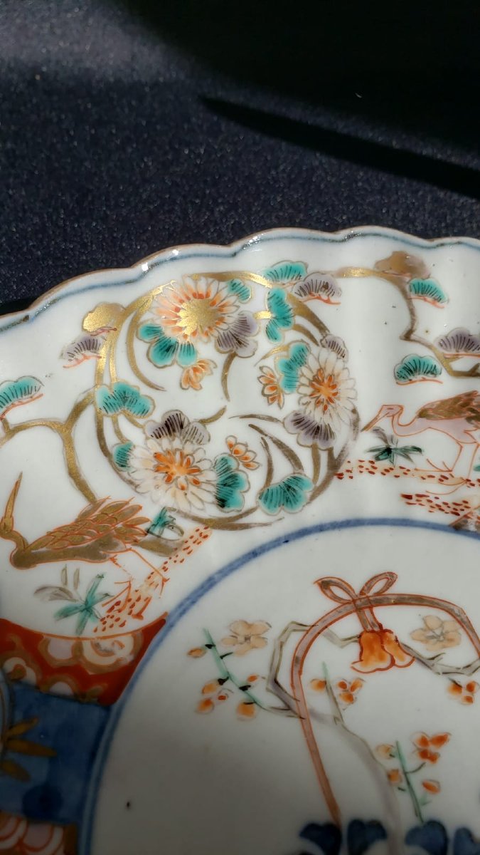 Assiette  porcelaine d'Imari, décor de panier fleuri, grues et lièvres - Époque Meiji 1868 1912-photo-3