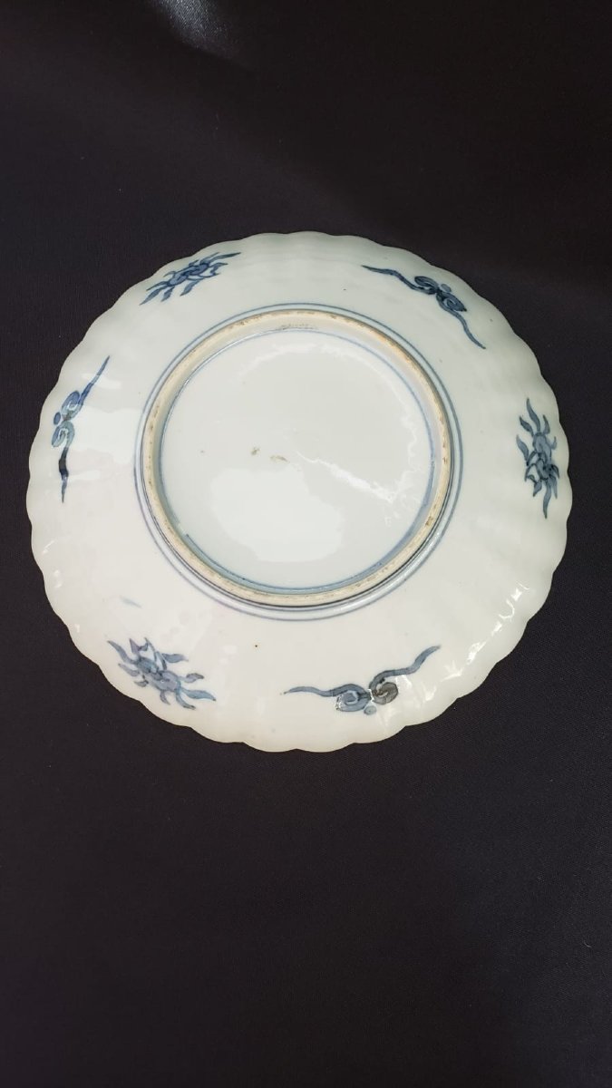 Assiette  porcelaine d'Imari, décor de panier fleuri, grues et lièvres - Époque Meiji 1868 1912-photo-4